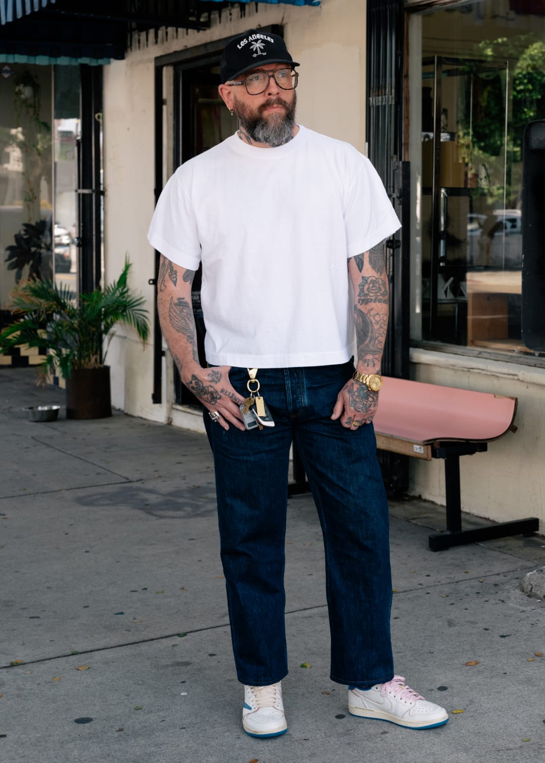 Man wearing a white t shirt and blue jeans